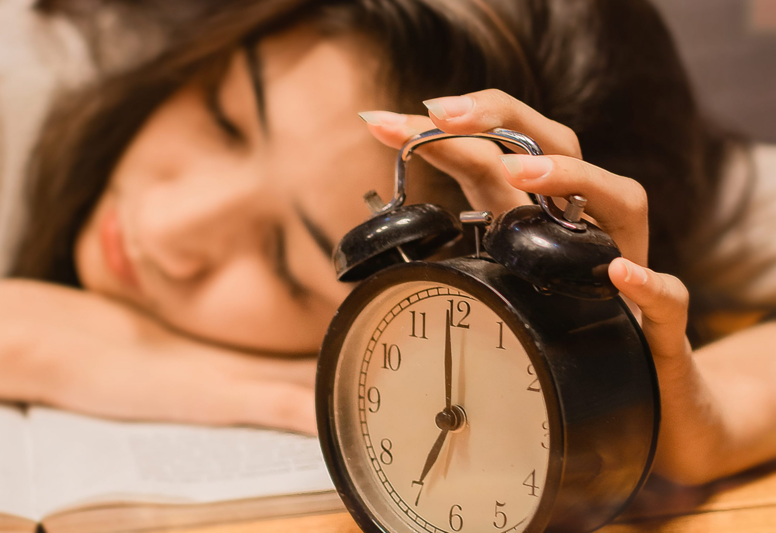 Один безобидный фактор, который усложняет засыпание и качественный сон ночью