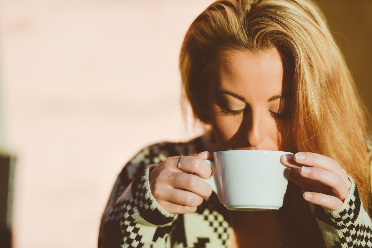 Не кофе и не чай: напиток, с которого нужно начать утро, чтобы быстрее сжечь жир на животе