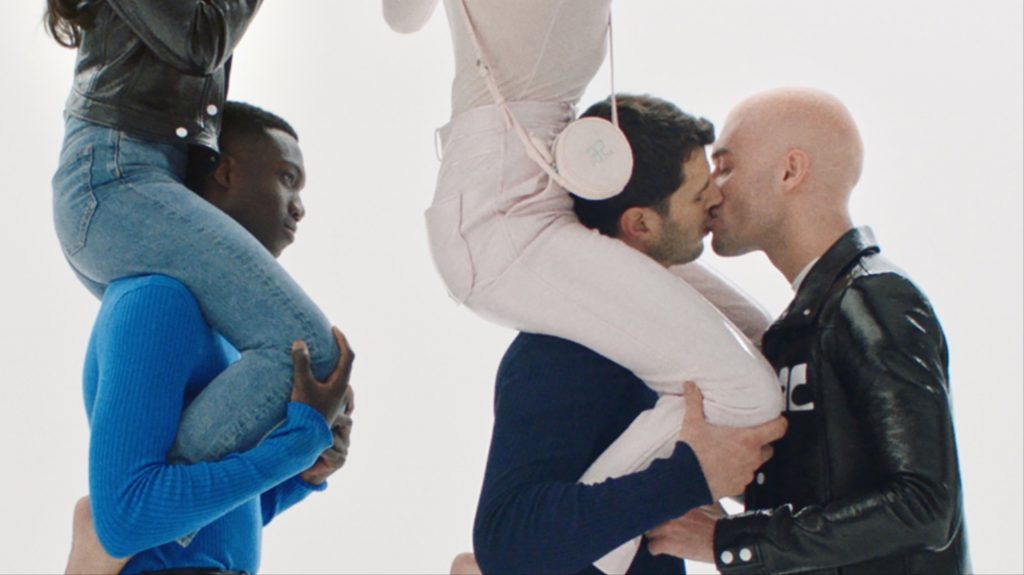 Ролик, где все целуются: COURRÈGES показывают рекламный кампейн о поцелуях
