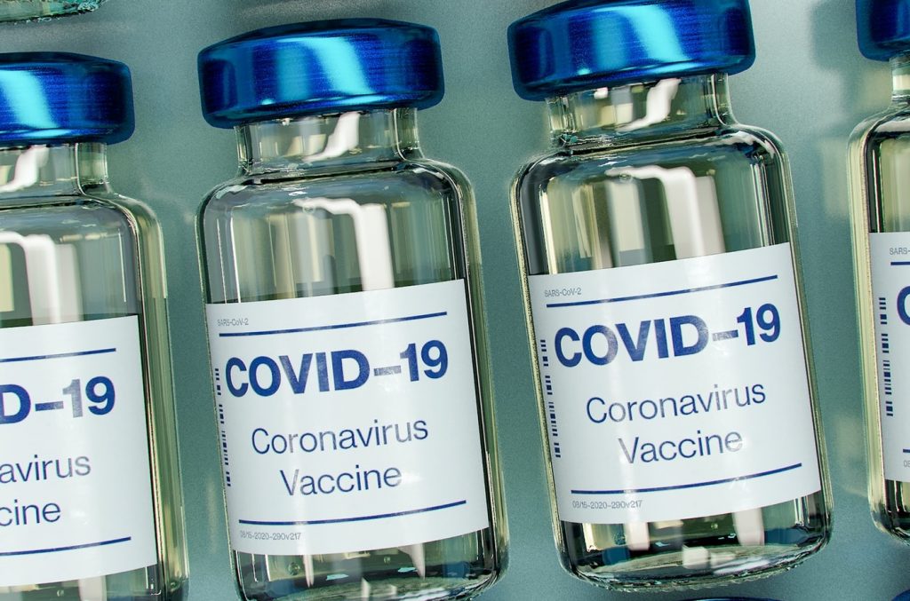 3 мифа о вакцинах от COVID-19, в которые уже нельзя верить