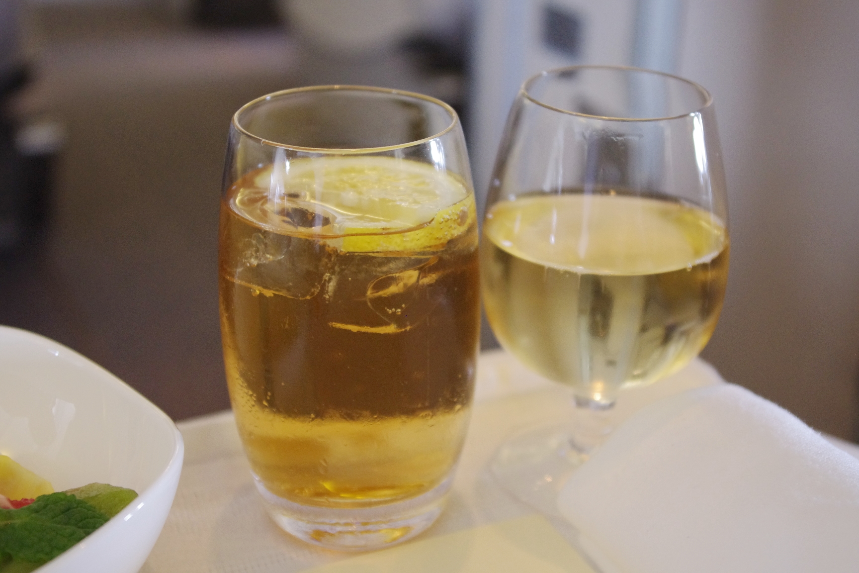 Весомая причина, по которой вы должны пить имбирный эль в самолете