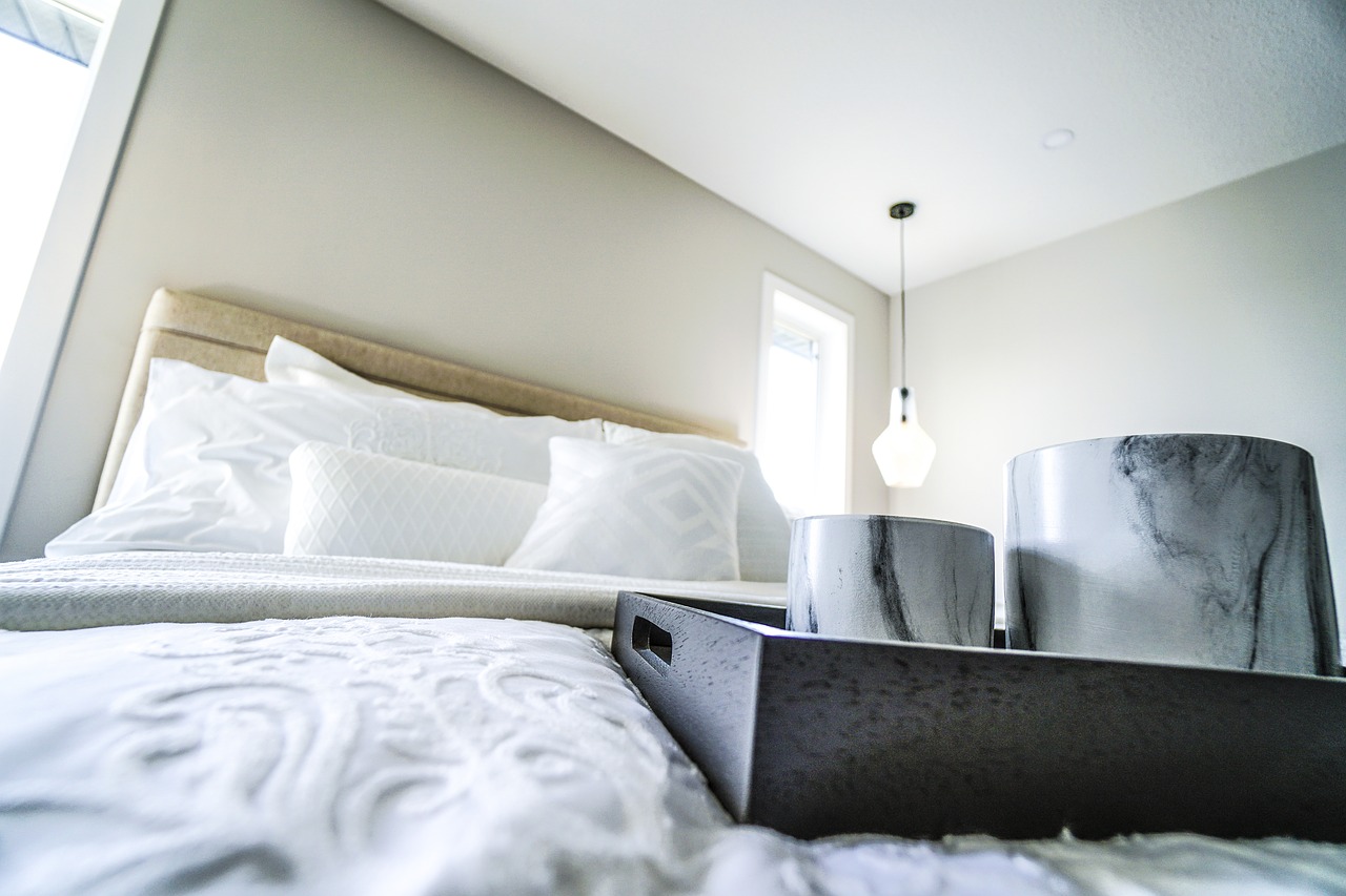 5 вещей, которые нужно убрать из спальни, чтобы она стала полноценным местом отдыха