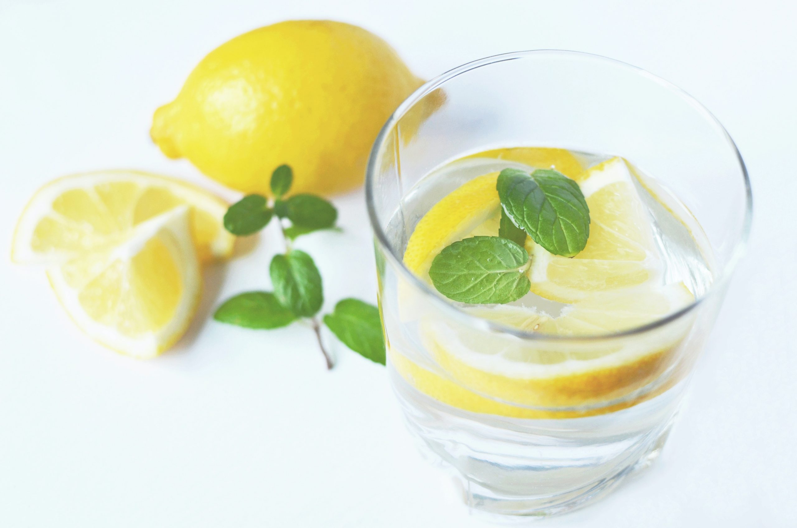 Почему стоит дважды подумать, прежде чем пить воду с лимоном