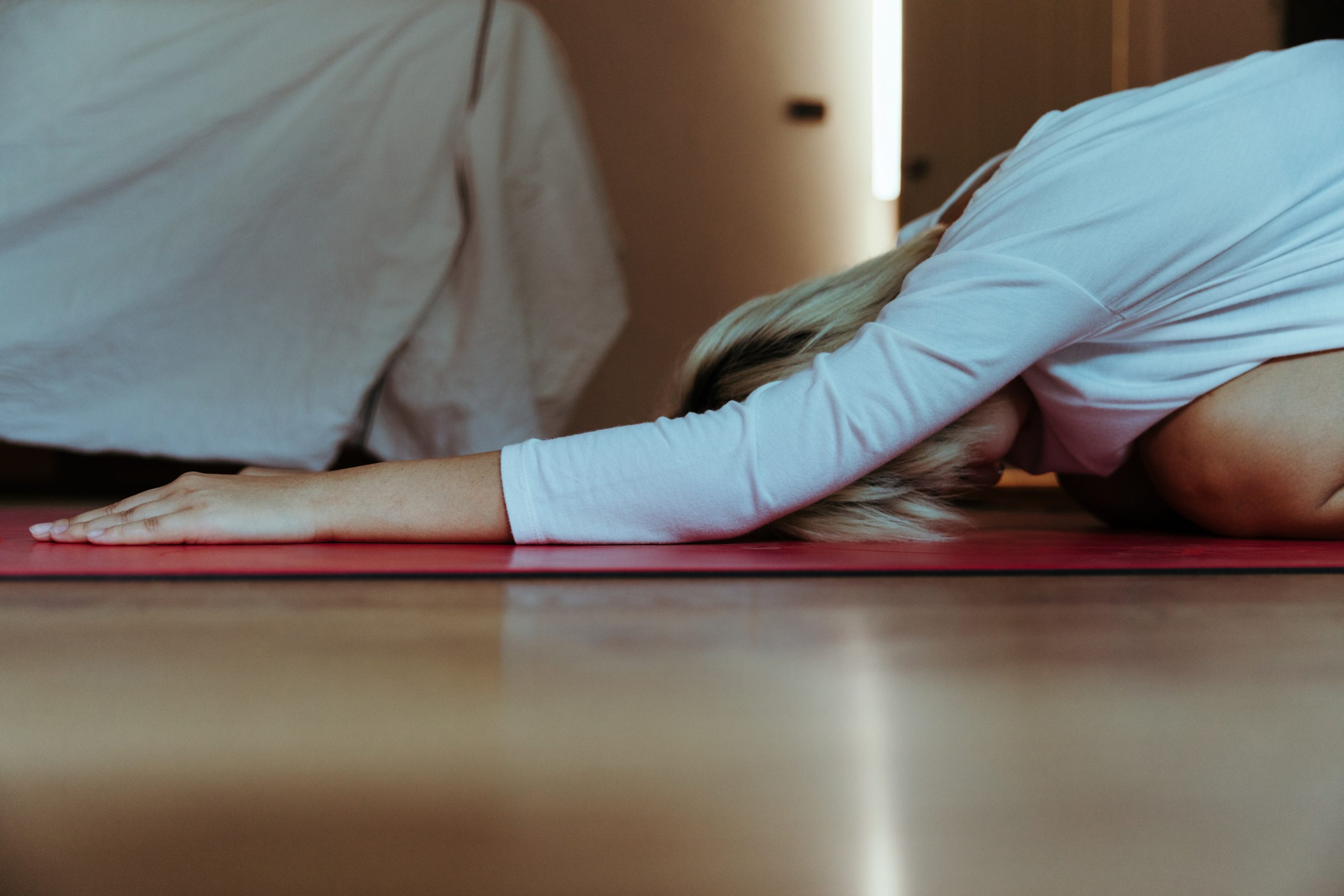 4 упражнения из йоги, которые снимут стресс и подготовят к рабочей неделе