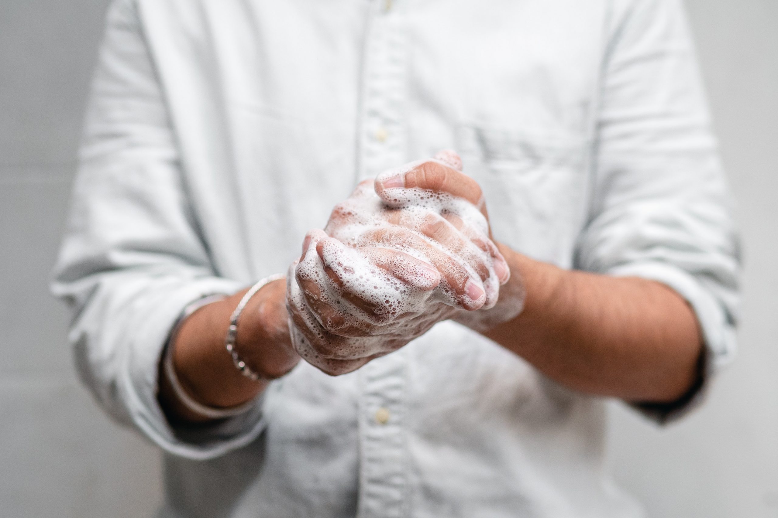 Не только мытье рук: 7 золотых правил, как избежать коронавируса, по мнению экспертов