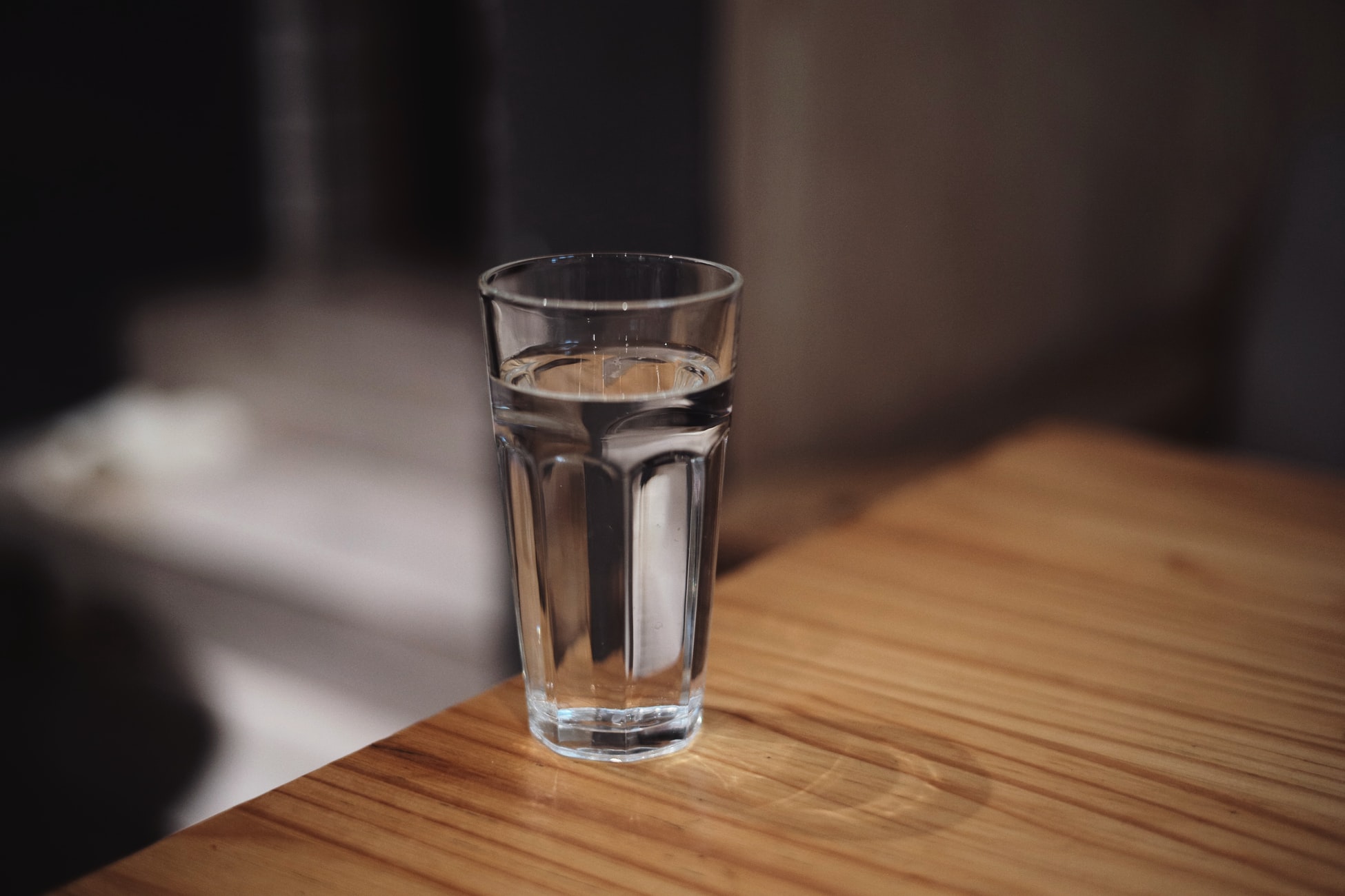 Помогает ли полоскание соленой водой от боли в горле или оно является плацебо