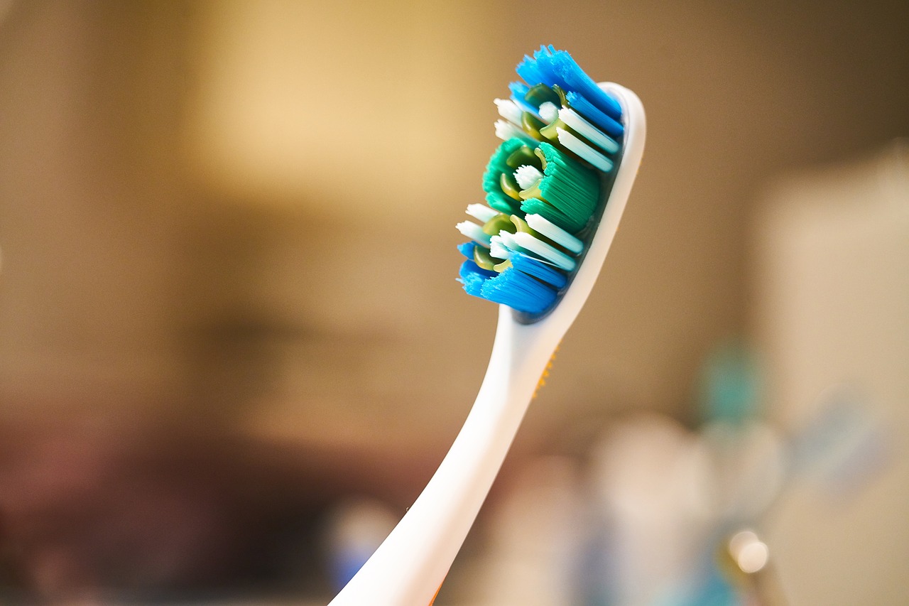 Как дезинфекция зубной щетки может защитить вас от COVID-19