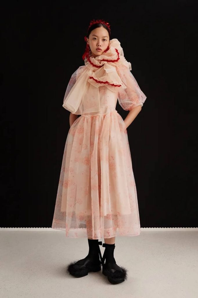 Много жемчуга и женственные платья: H&M показали коллаборацию с Симон Роша
