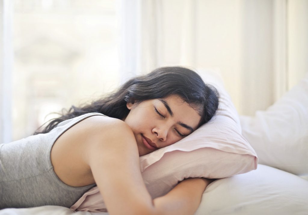 Если вы спите на животе, вот что происходит с вашим телом