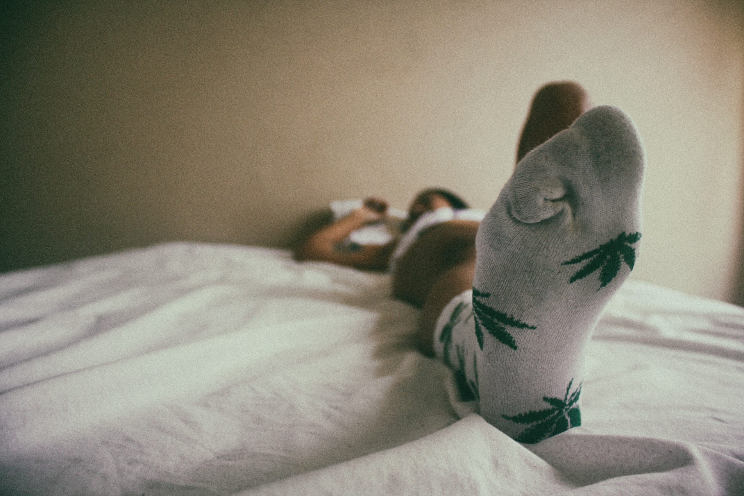 Эксперты по здоровью объяснили, почему нужно надевать носки перед сном