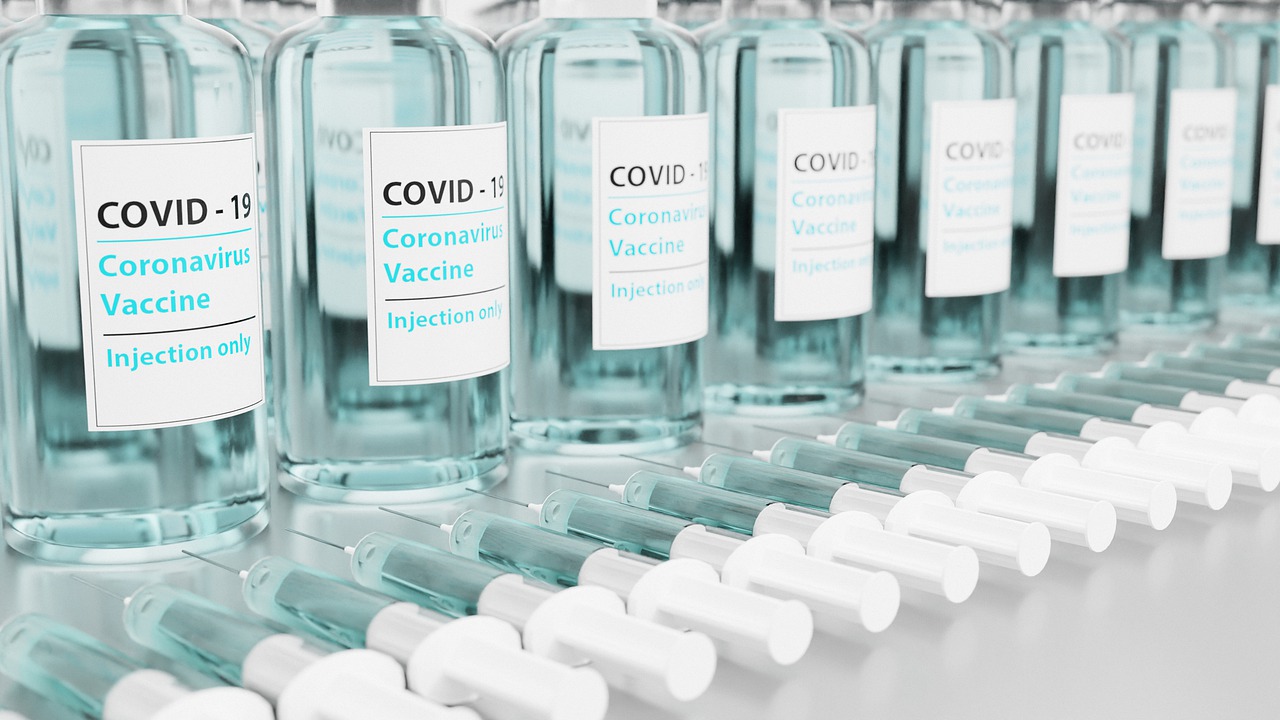 Придется ли людям делать прививку от COVID-19 каждый год?