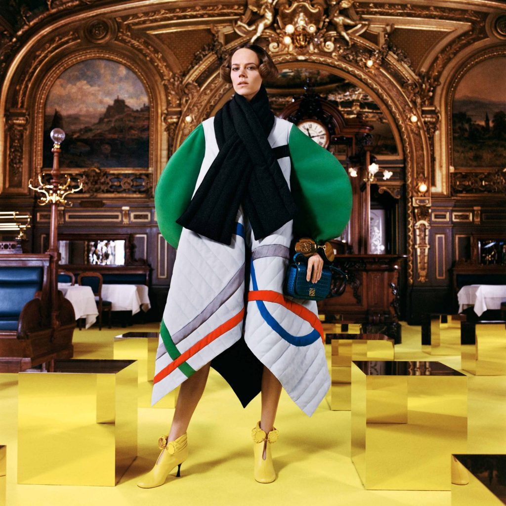 Вместо Недели моды в Париже: Loewe показали коллекцию в газетах
