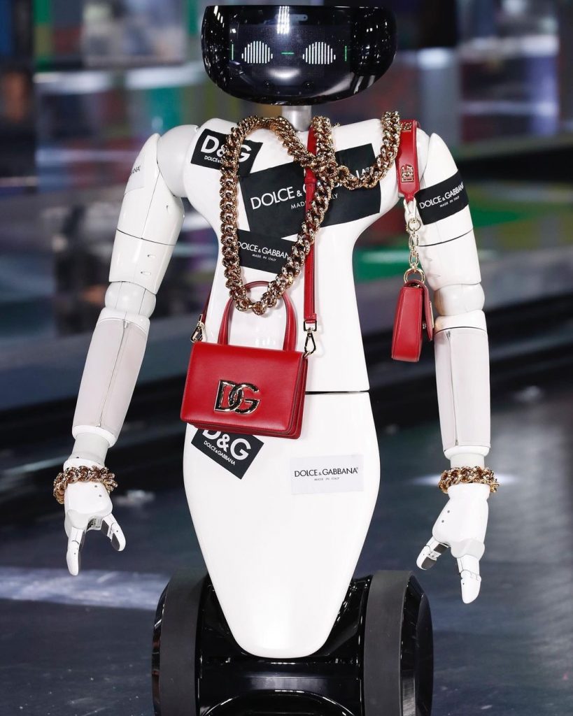 Будущее уже здесь: на показе Dolce & Gabbana дефилировали роботы