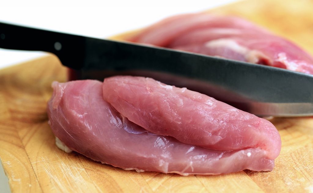 Небезопасный способ разморозки мяса, который может спровоцировать болезнь