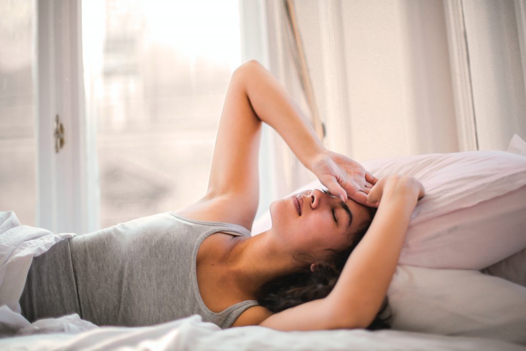 Проснулись с головной болью: о каких проблемах со здоровьем говорит данный симптом?