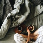 Почему нельзя есть в постели: последствия, о которых вы не догадывались