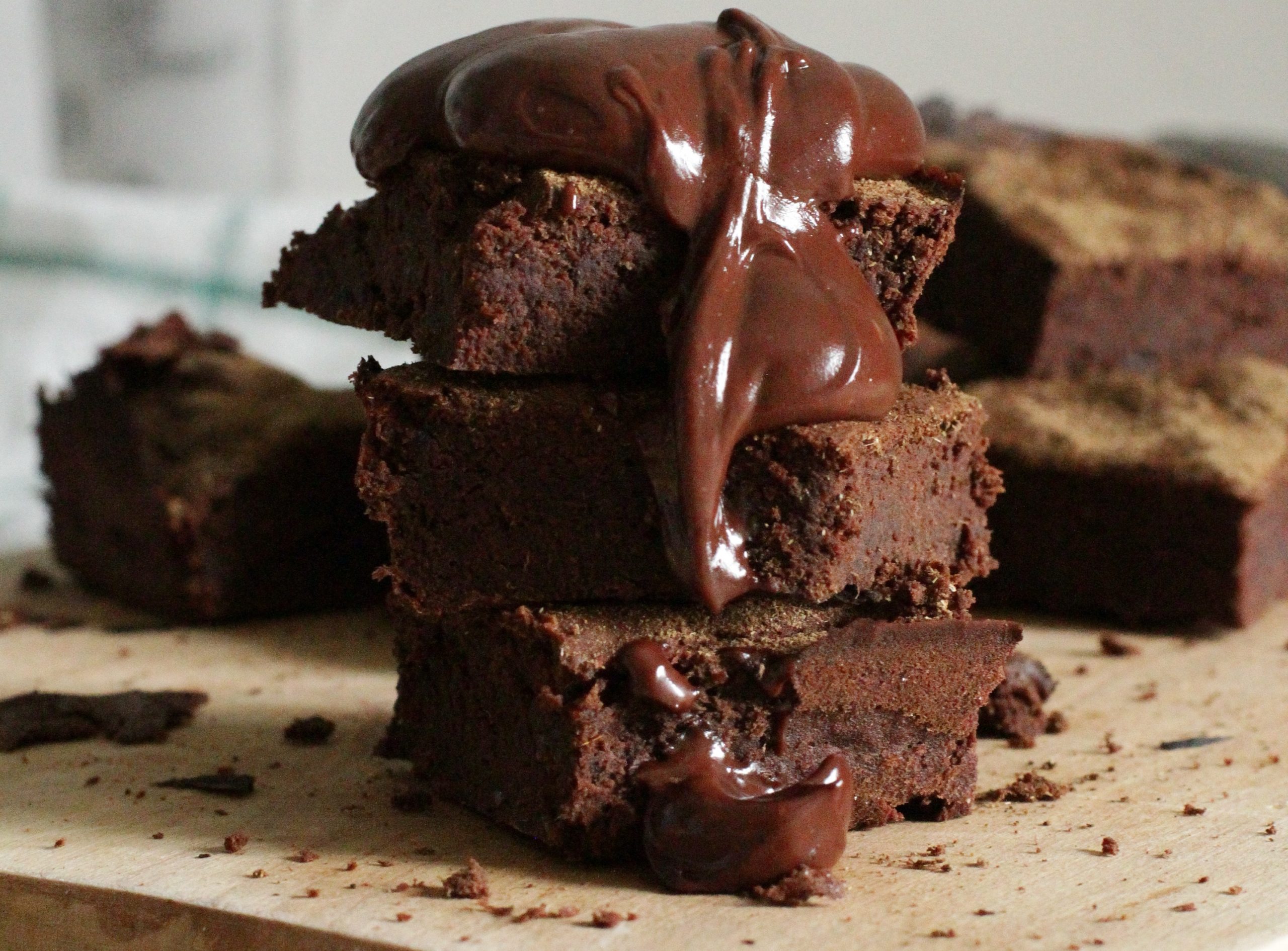 Брауни дома. Шоколад Brownie. Брауни классический. Шоколадное пирожное. Шоколадный Брауни.