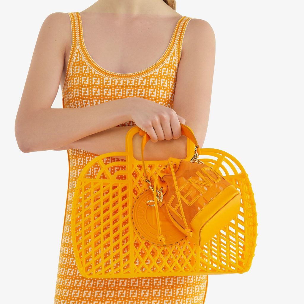 Идеально на лето: Fendi выпустили сумку из переработанного пластика