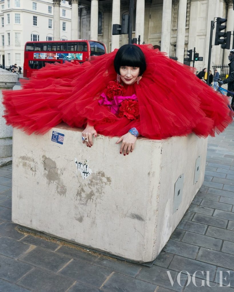 Эмма Томпсон гуляет по Лондону в кутюрных платьях для новой съемке от Vogue
