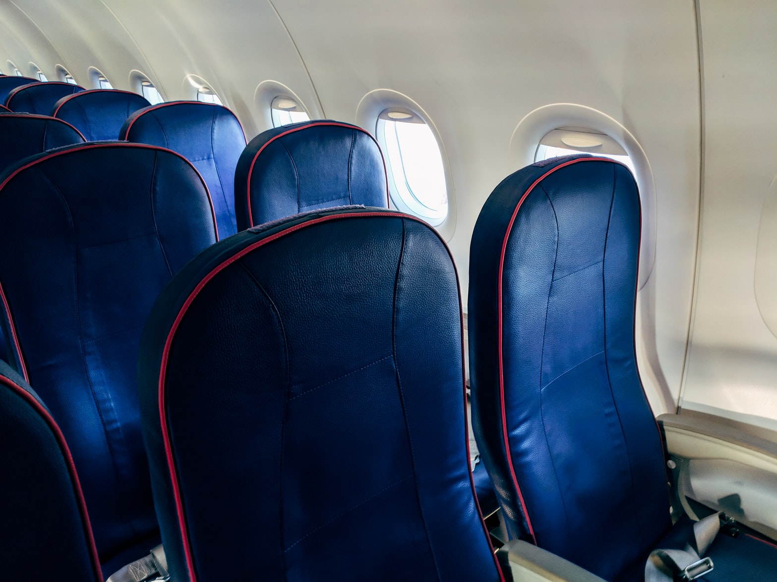Убедительная причина не откидывать резко спинку сиденья в самолете