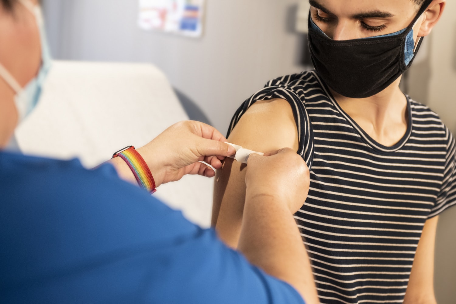 Что делать, если у вас аллергическая реакция на вакцину COVID-19