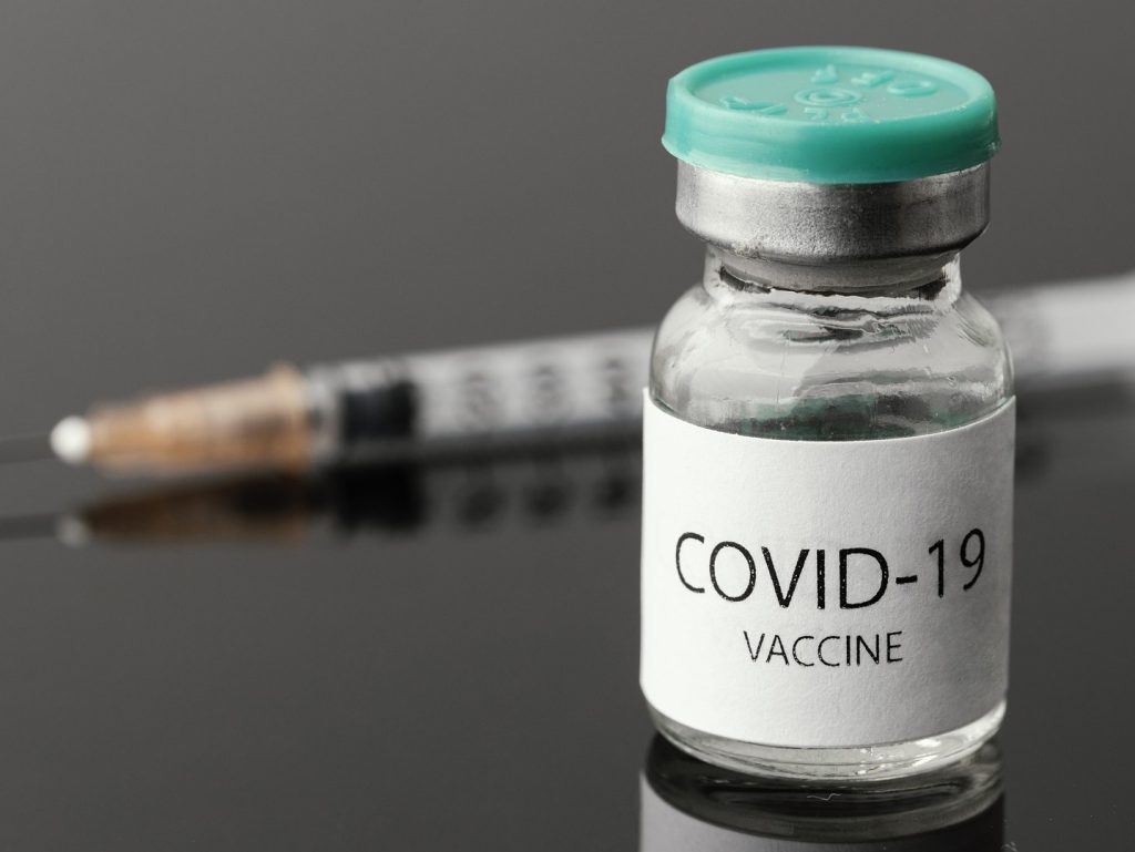 Какая именно вакцина защищает от новых опасных штаммов коронавируса?