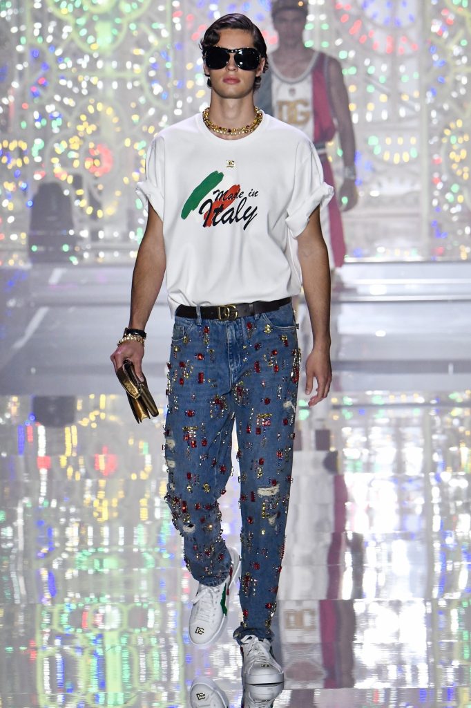 Флаг Италии и много стразов: что показали Dolce & Gabbana в новом запуске