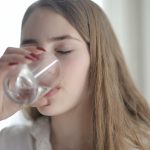 Причина №1, почему нужно начать пить горячую (а не холодную) воду летом