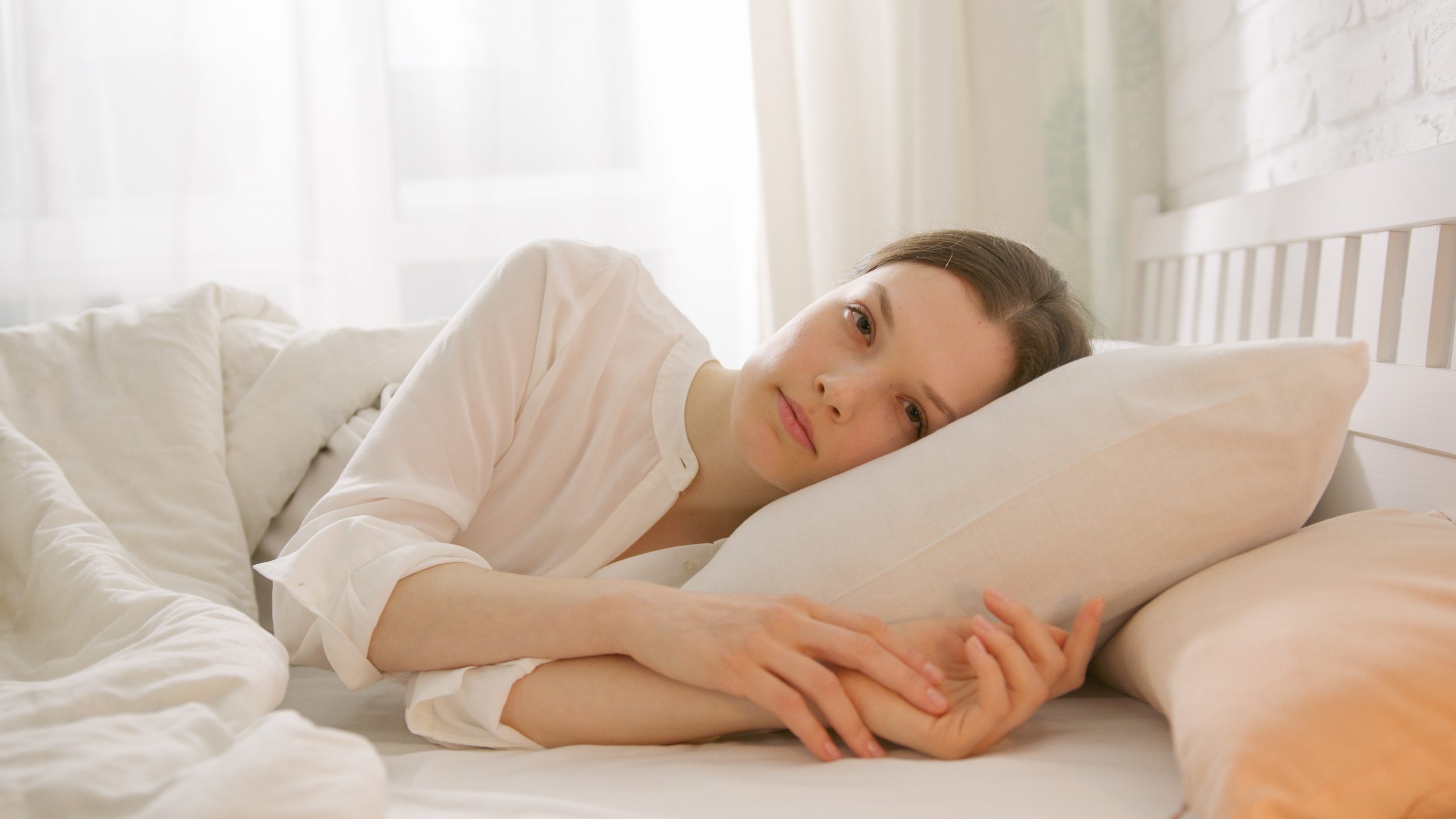 Привычка ночью, связанная с подушкой, которая незаметно вредит здоровью