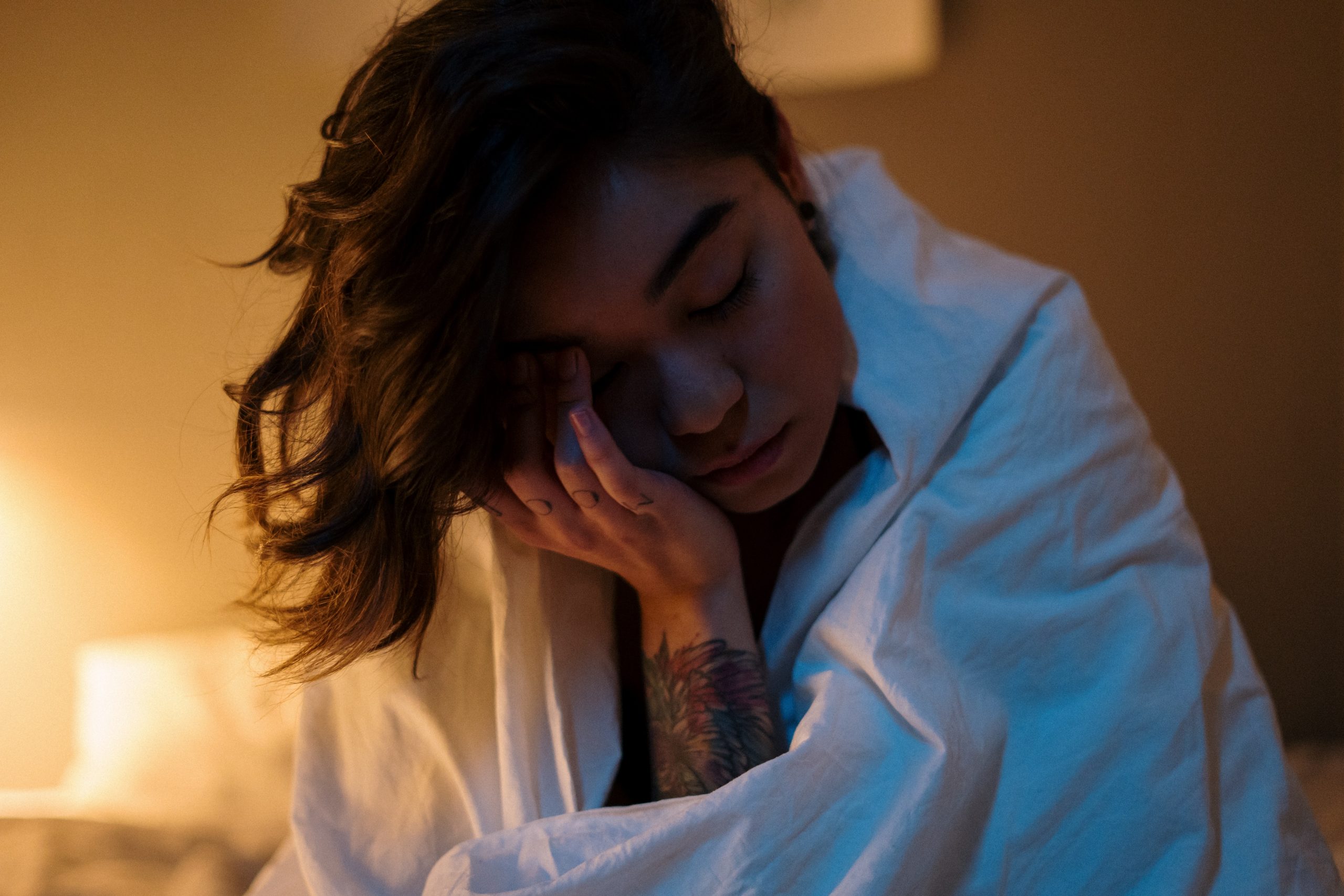 Какой вред здоровью принесёт засыпание со включенным светом?