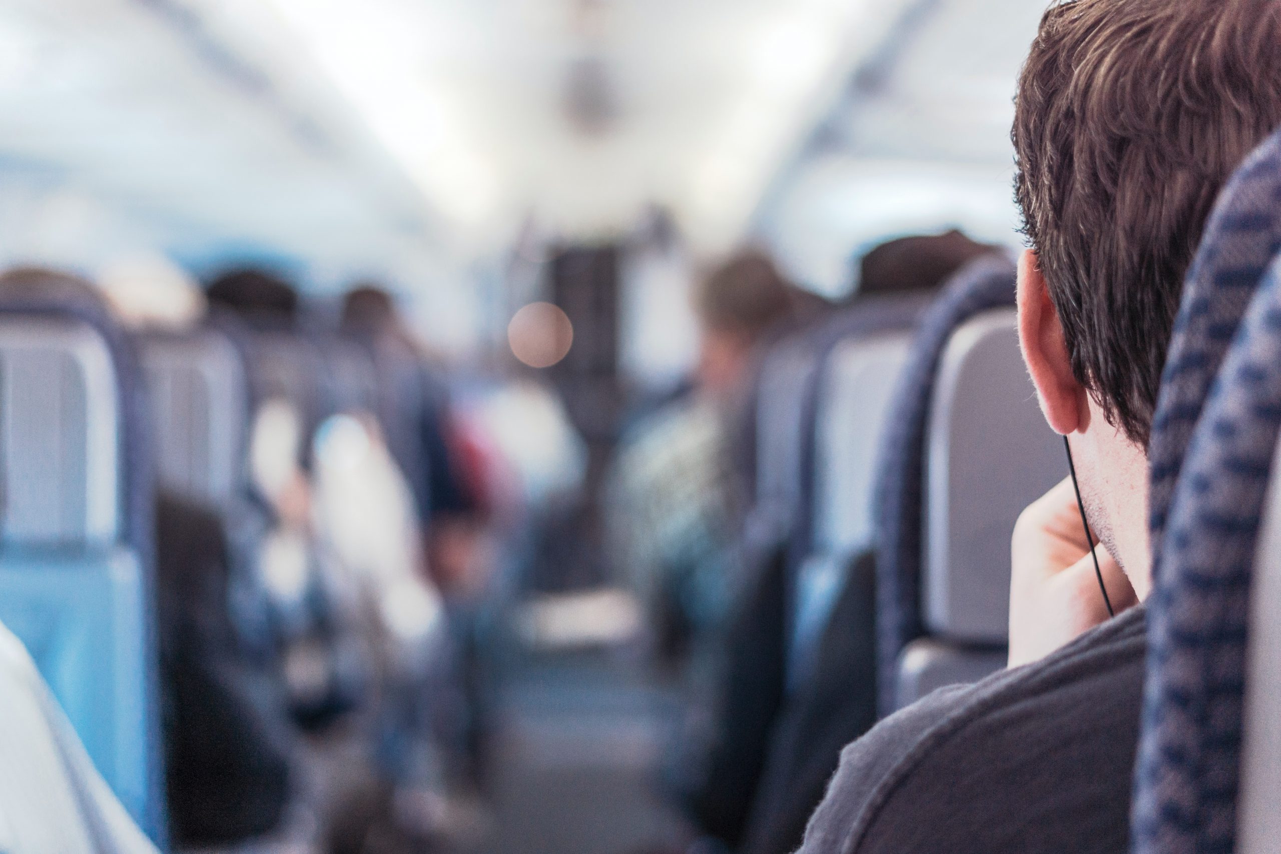 Как заснуть в самолете: 7 советов для путешествия без стресса