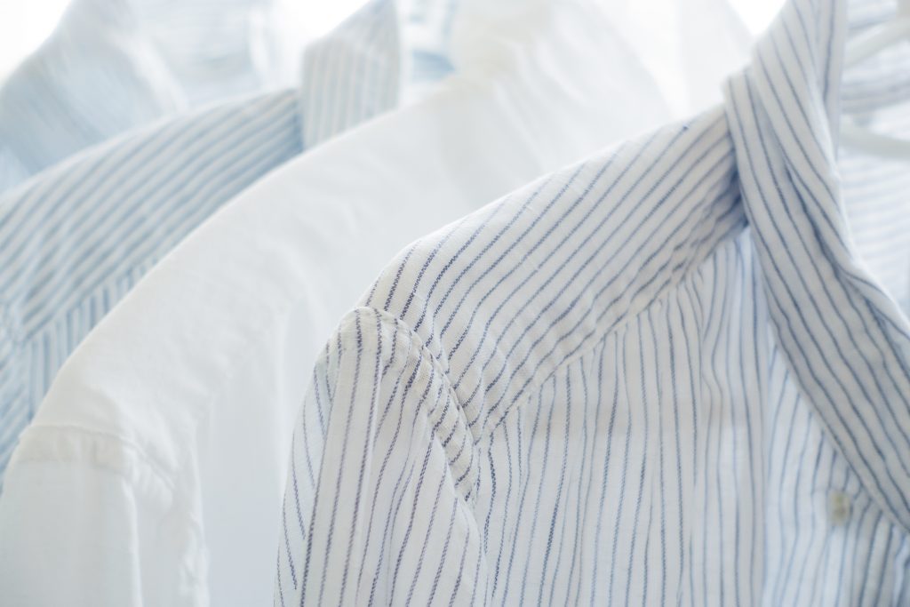 Как вернуть белый цвет пожелтевшей одежде без помощи белизны