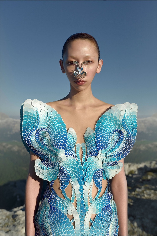 Ирис ван Херпен создал 5 эксклюзивных платьев от кутюр из океанического мусора