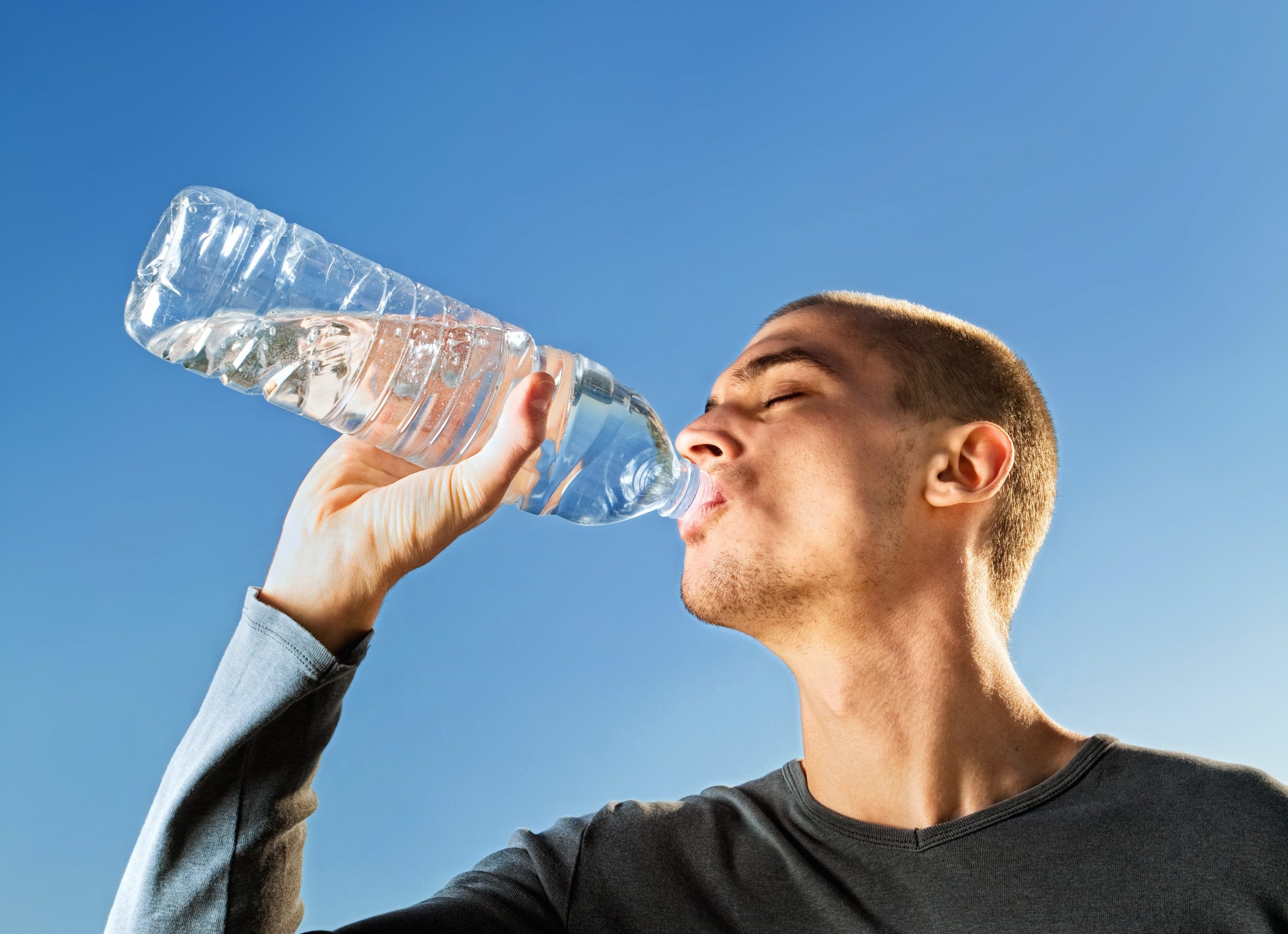 Эксперт рассказал, сколько точно нужно пить воды в очень жаркие дни