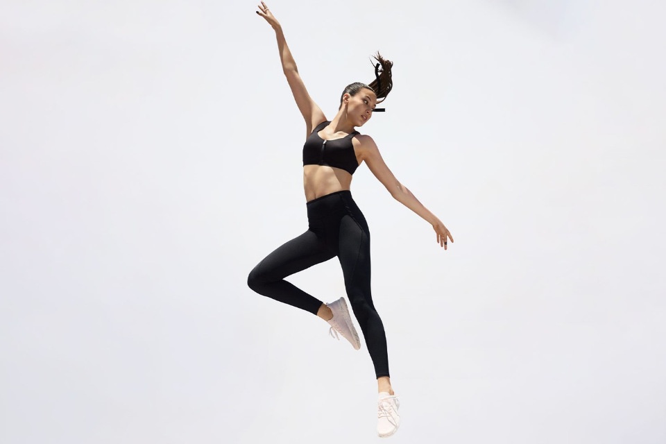 Для йоги и не только: Victoria’s Secret снова выпускают спортивную одежду