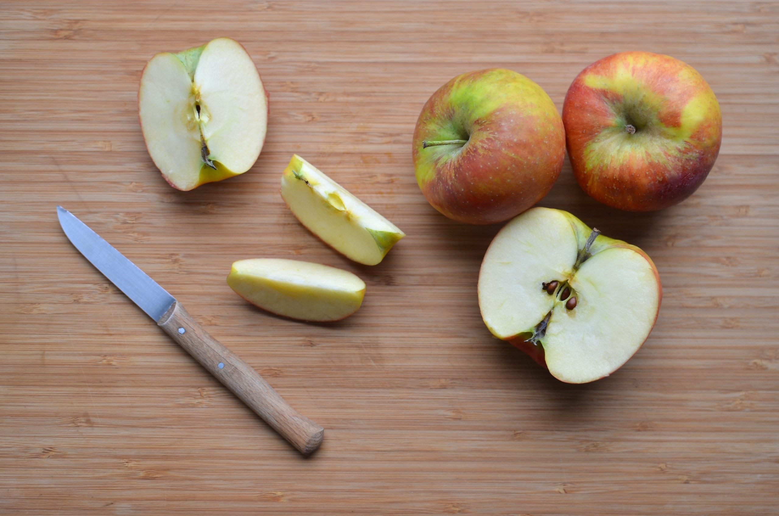 Чёрные косточки от яблок: безопасно ли их употреблять в пищу?
