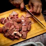 Ошибка в приготовлении мяса, которая делает его менее сочным и вкусным