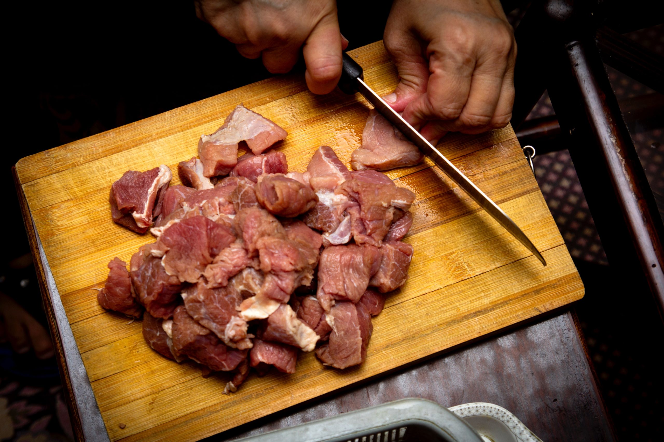Ошибка в приготовлении мяса, которая делает его менее сочным и вкусным