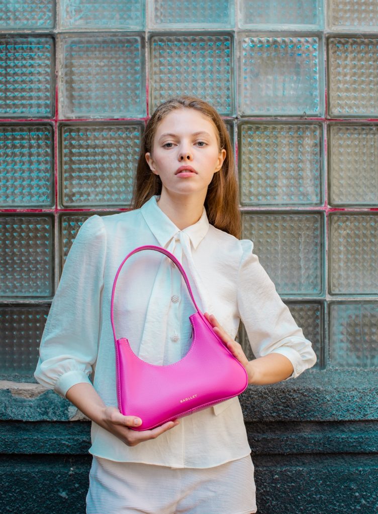 С чем носить розовую сумку: с чем носить розовые модели сумок в разное время года?