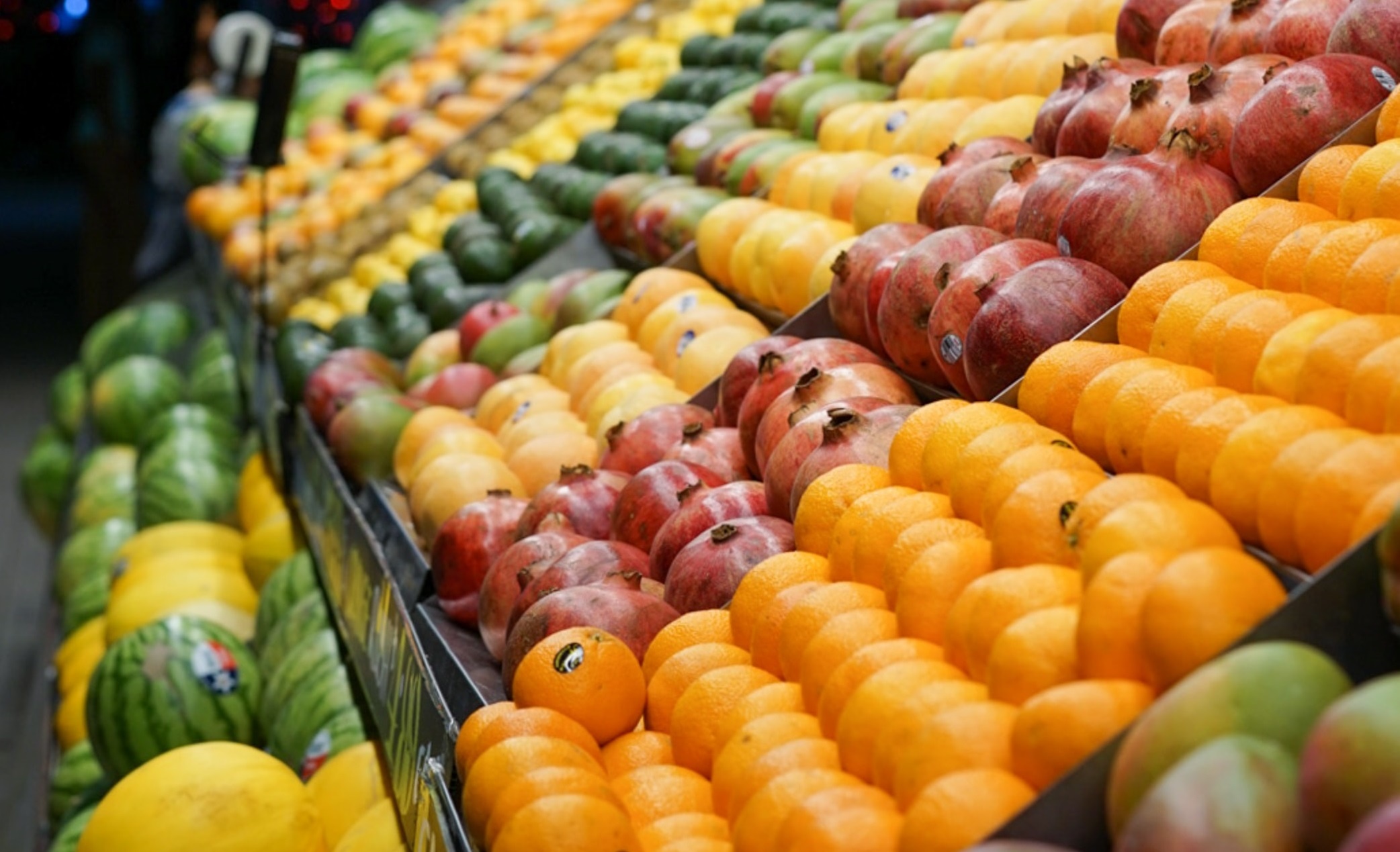 Что произойдёт с телом, если случайно съесть наклейку на овоще или фрукте