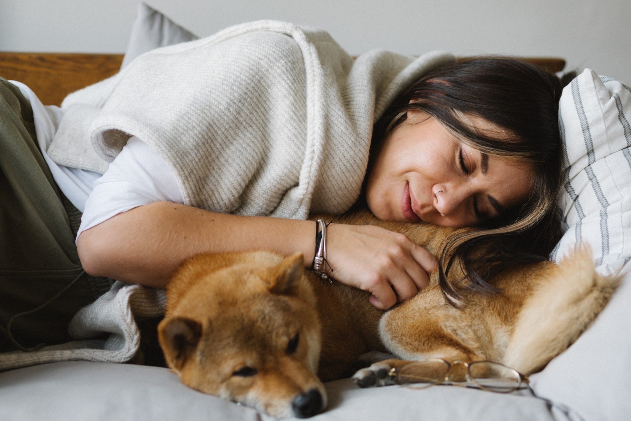 Девушка спит с собакой