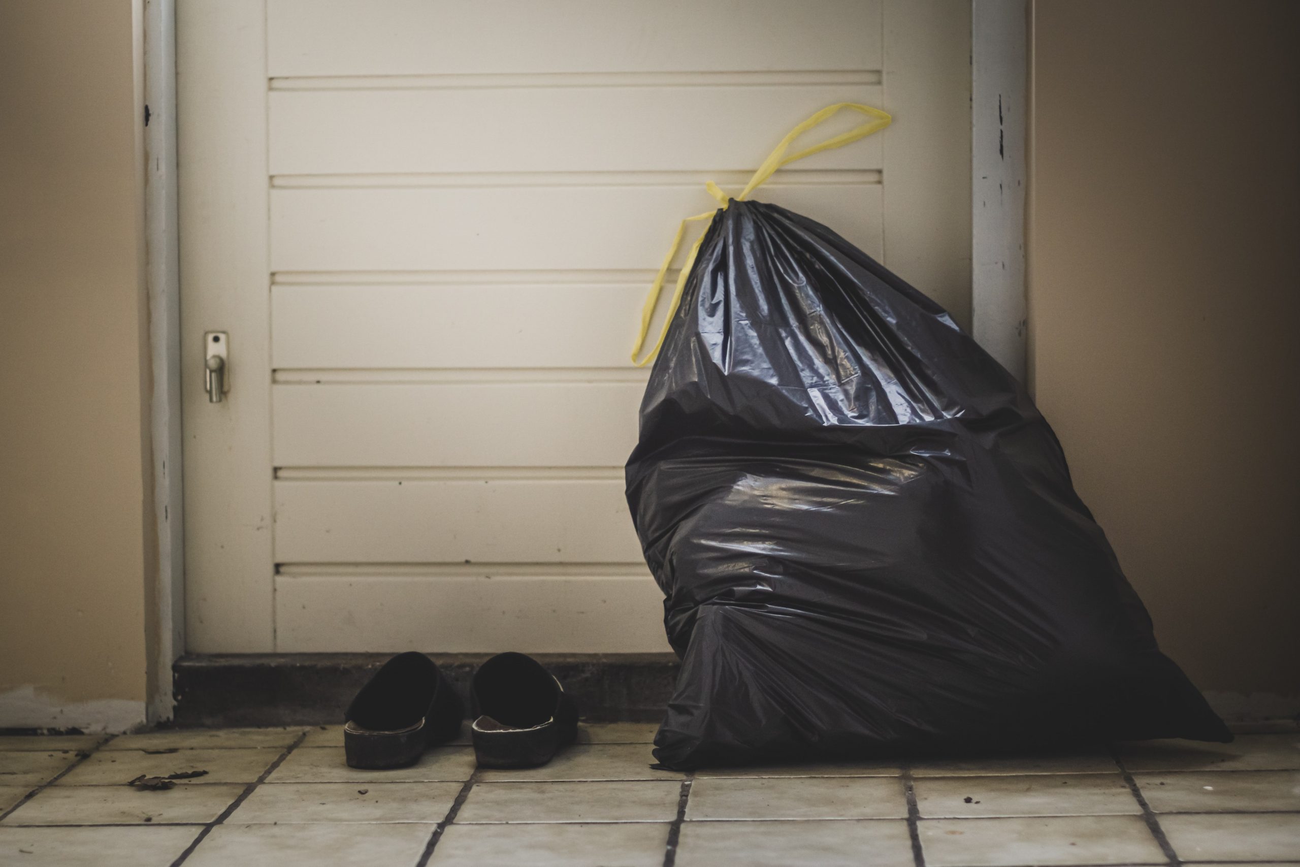 3 вещи, которые нужно добавить в мусор, чтобы неприятный запах не разносился по дому