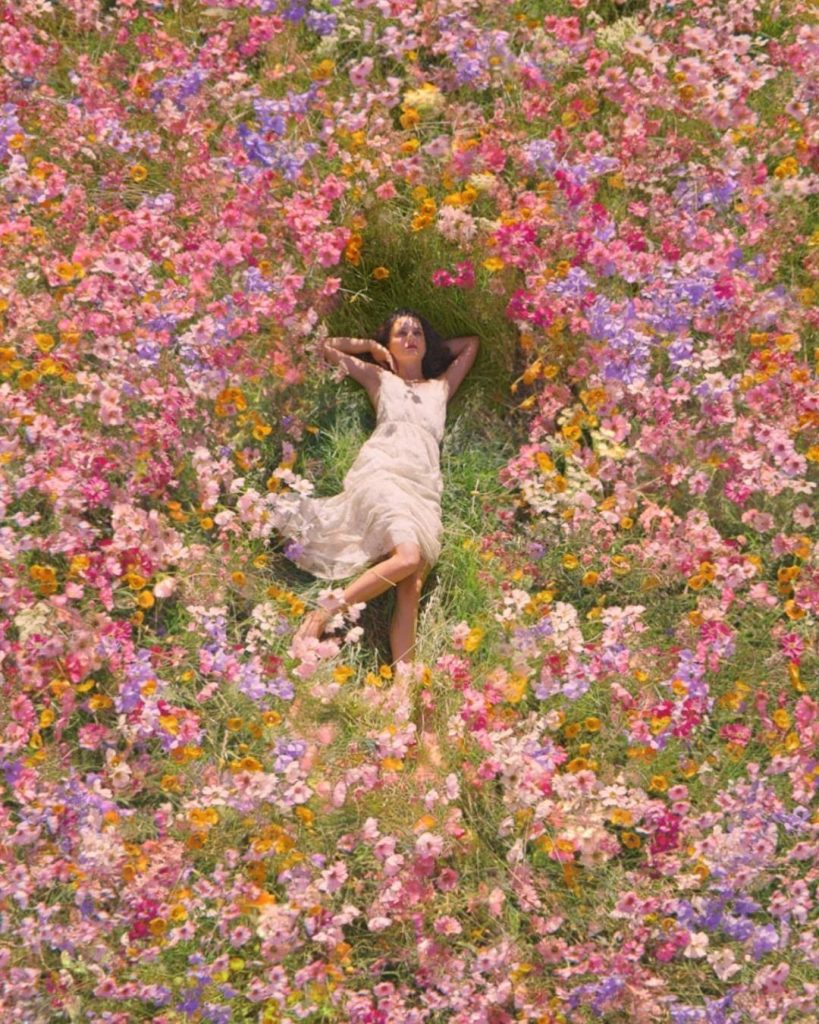 Романтичная Натали Портман бегает по цветочному полю в новом кампейне от Dior