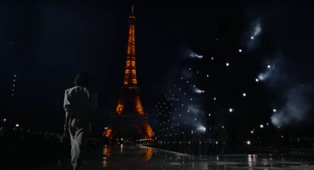 Saint Laurent устроили грандиозный показ прямо под Эйфелевой башней