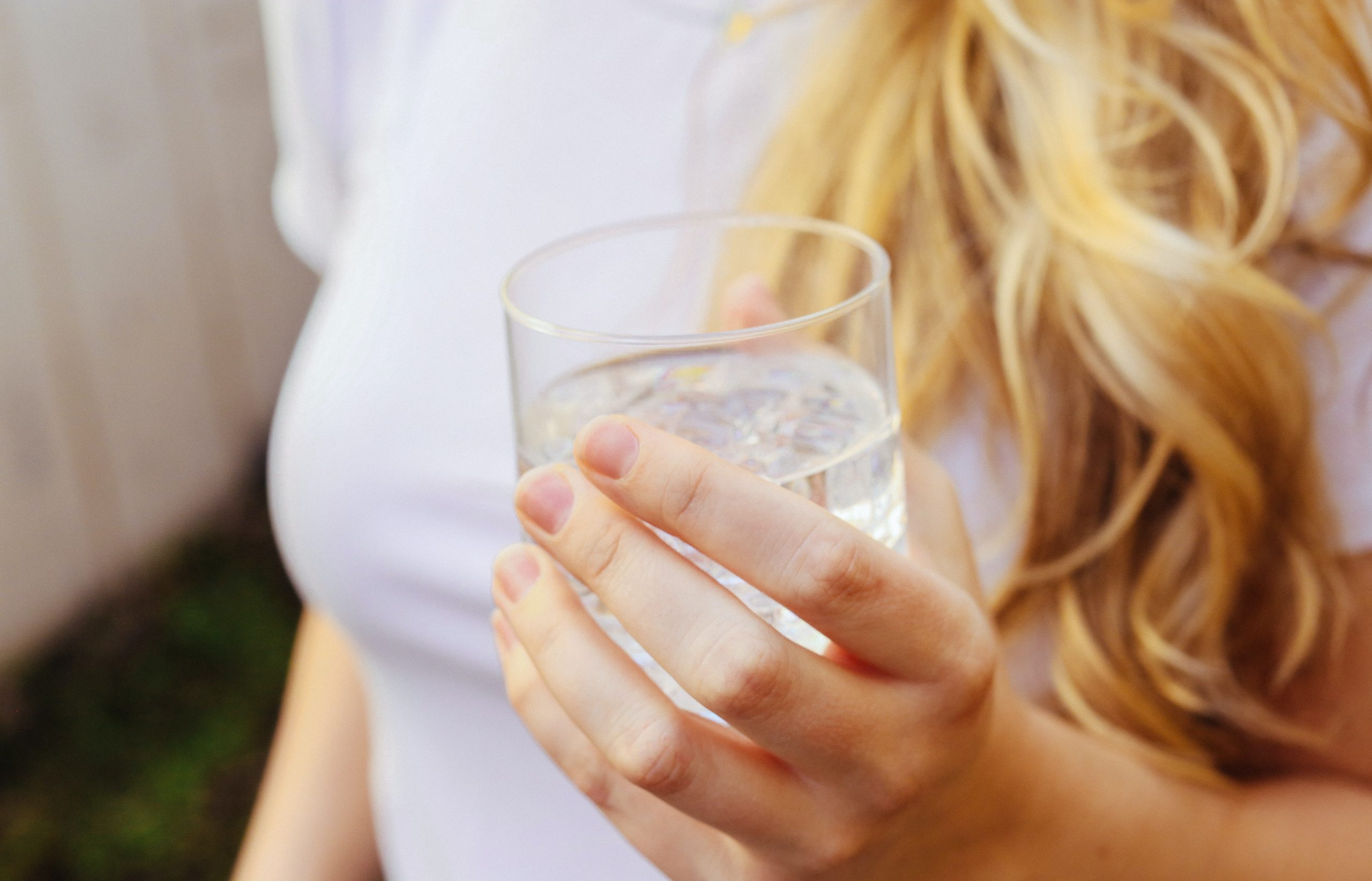Как питьё обычной воды помогает сжигать калории: факты, о которых вы не знали