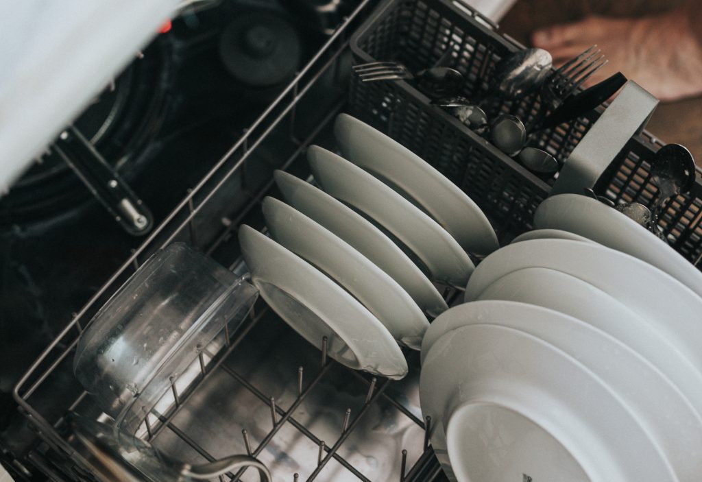 3 ошибки, из-за которых посудомоечная машина не удаляет грязь с вашей посуды