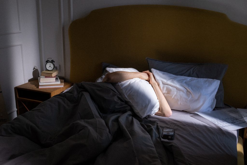 Как сделать спальню темнее (и лучше для сна), не покупая дорогие шторы