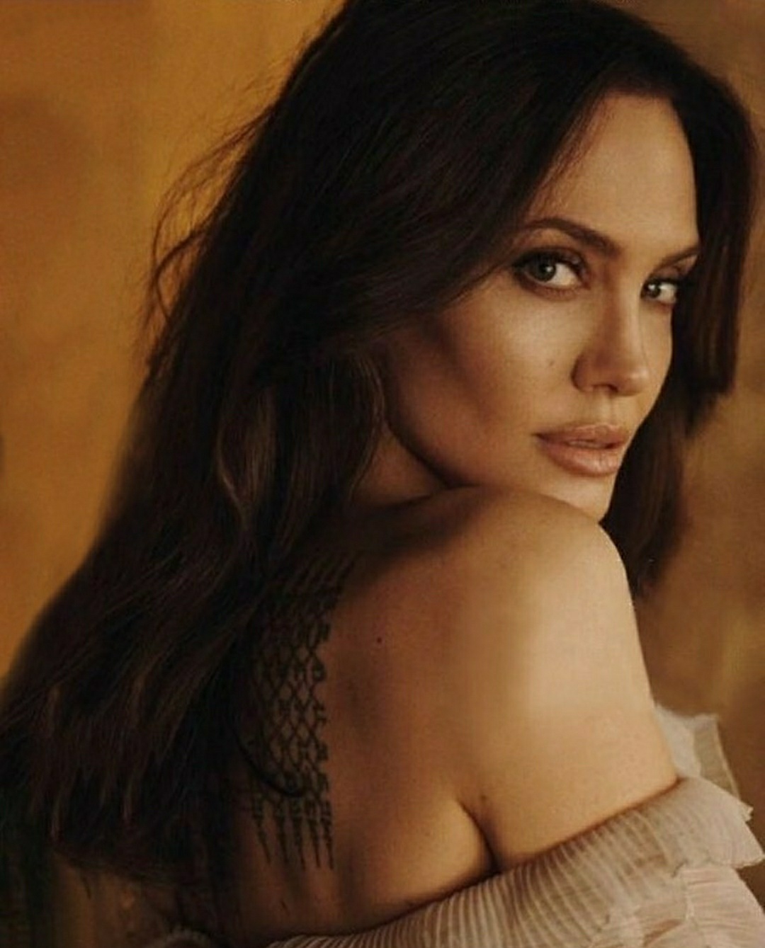 Неотразима: Анджелина Джоли снялась в нежной фотосессии
