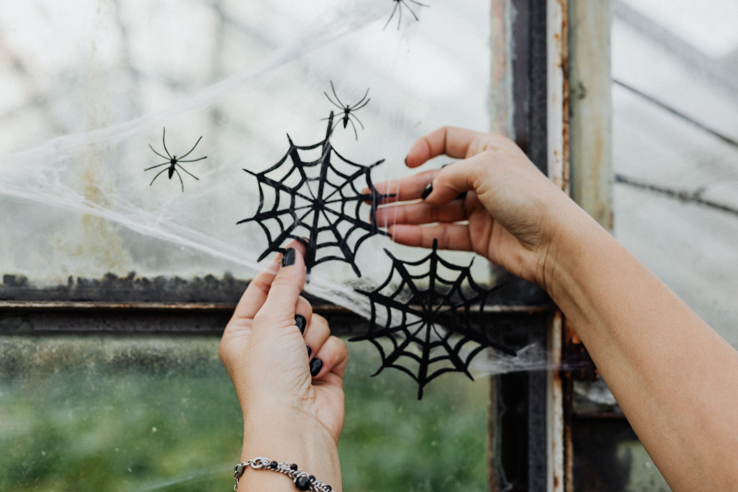 Как оригинально украсить дом к Хэллоуину 2021: креативные идеи с паутиной
