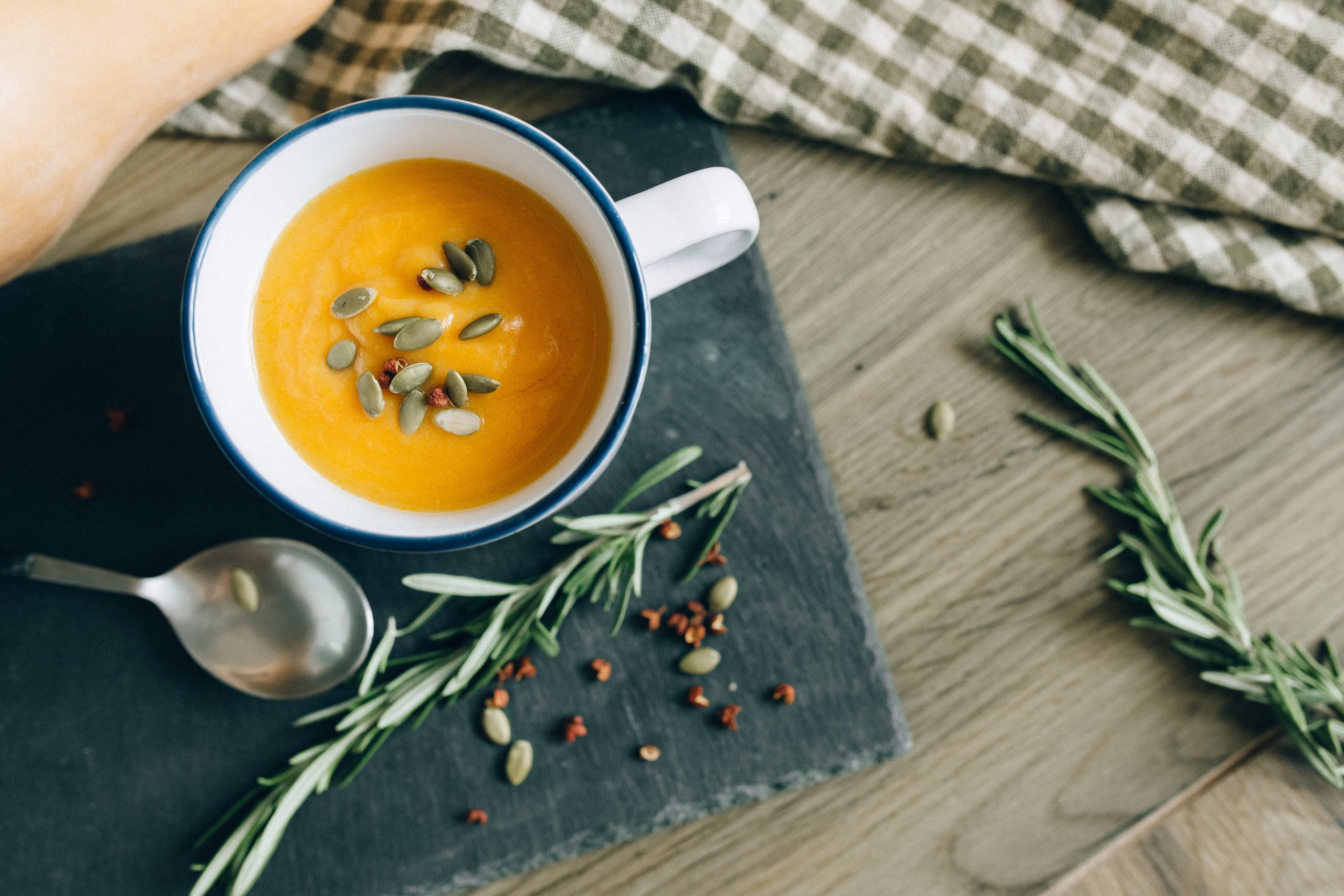 Идеально для осени: как приготовить вкусный тыквенный суп всего за 20 минут